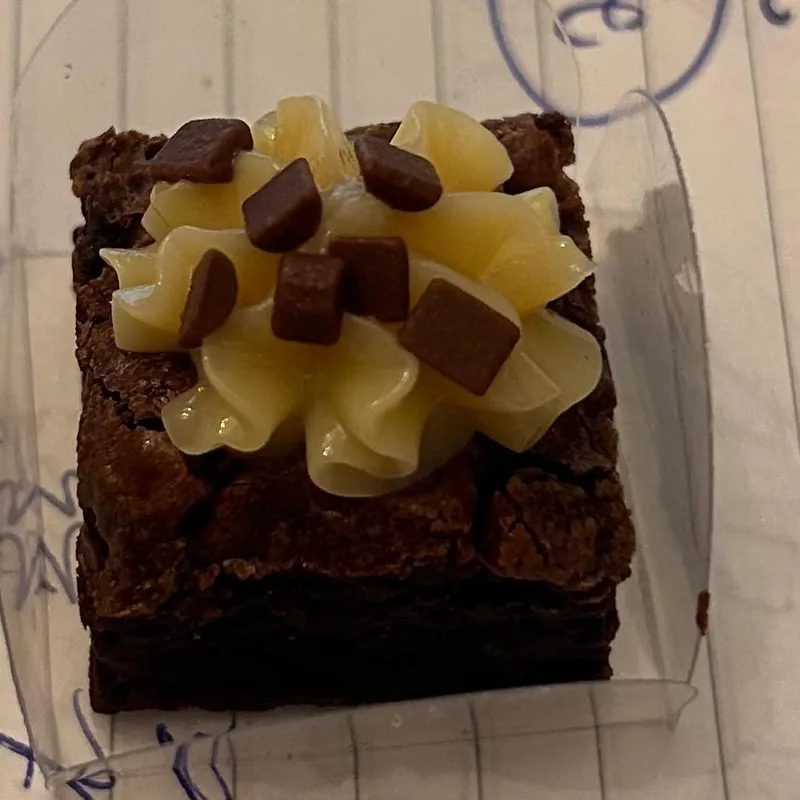Brownie com creme branco e pedaços de chocolate