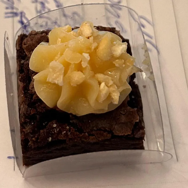 Brownie com creme branco e amendoim