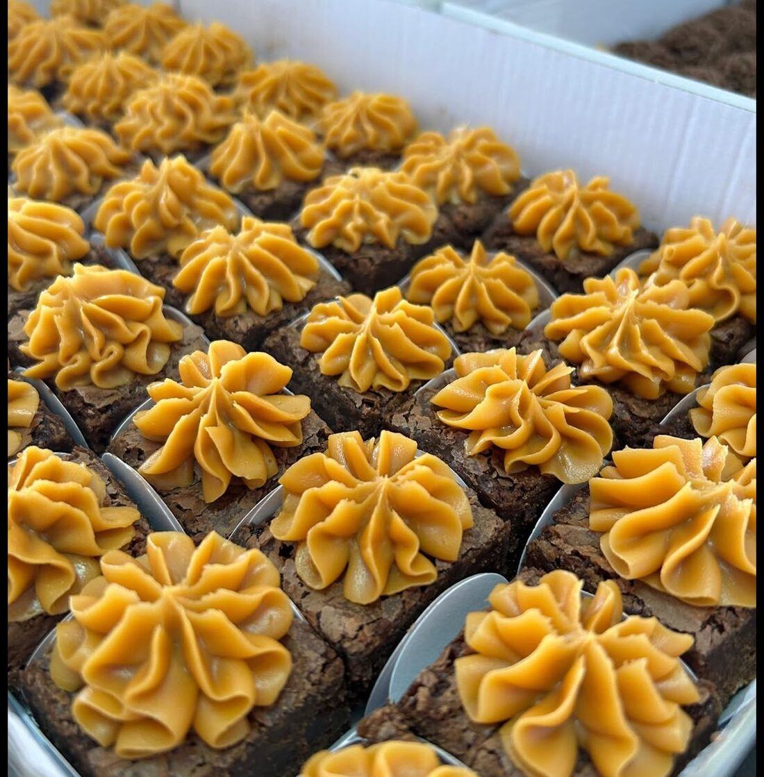 Brownies com pitanga de doce de leite